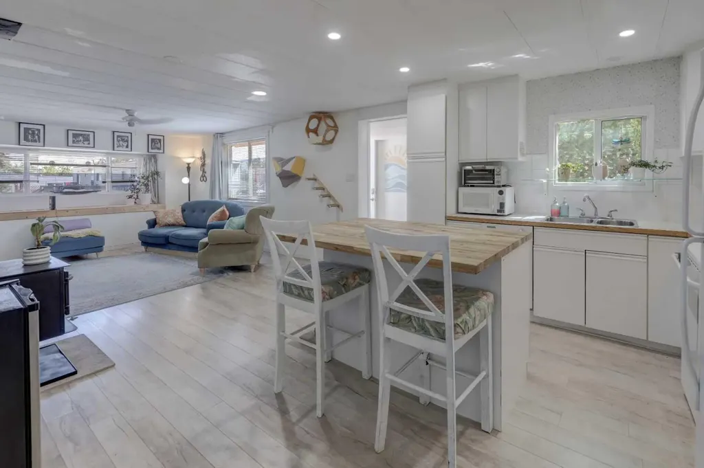 3223 83 Street NW Calgary AB T3B 5M8