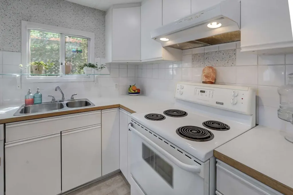 3223 83 Street NW Calgary AB T3B 5M8