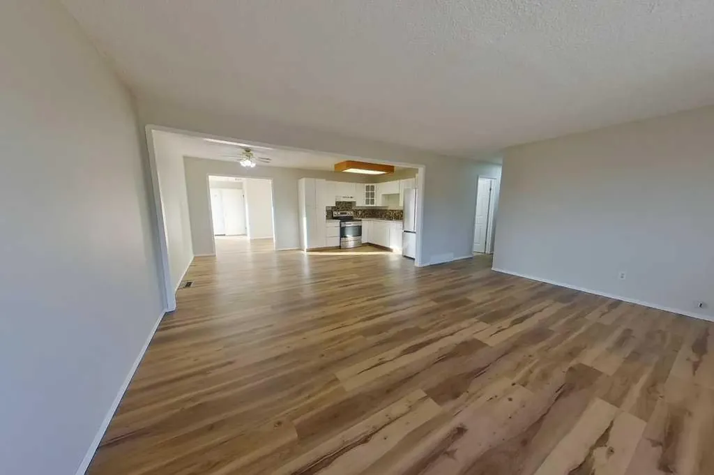 215 Broadway Avenue E Redcliff AB T0J 2P0