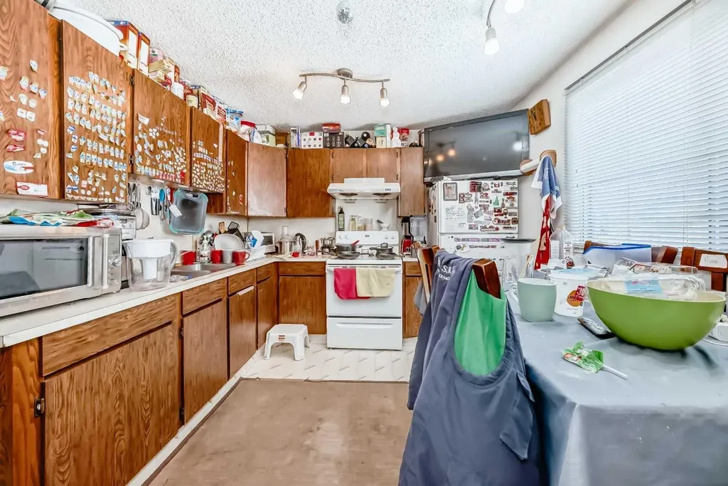 137 Bermuda Drive NW Calgary AB T3K 1H6