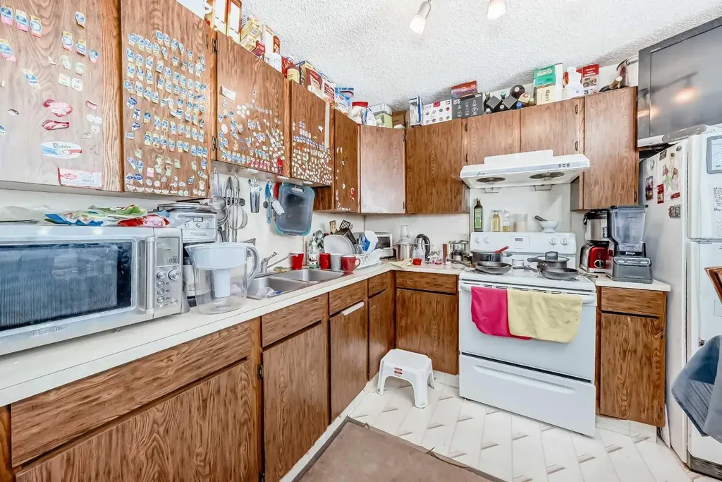 137 Bermuda Drive NW Calgary AB T3K 1H6