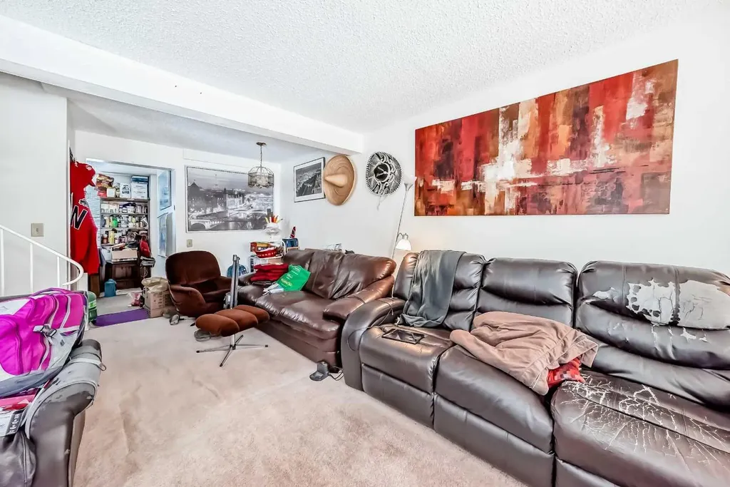 137 Bermuda Drive NW Calgary AB T3K 1H6