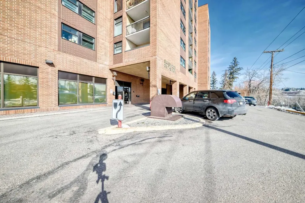 8604 48 Avenue NW Calgary AB T3B 5E6