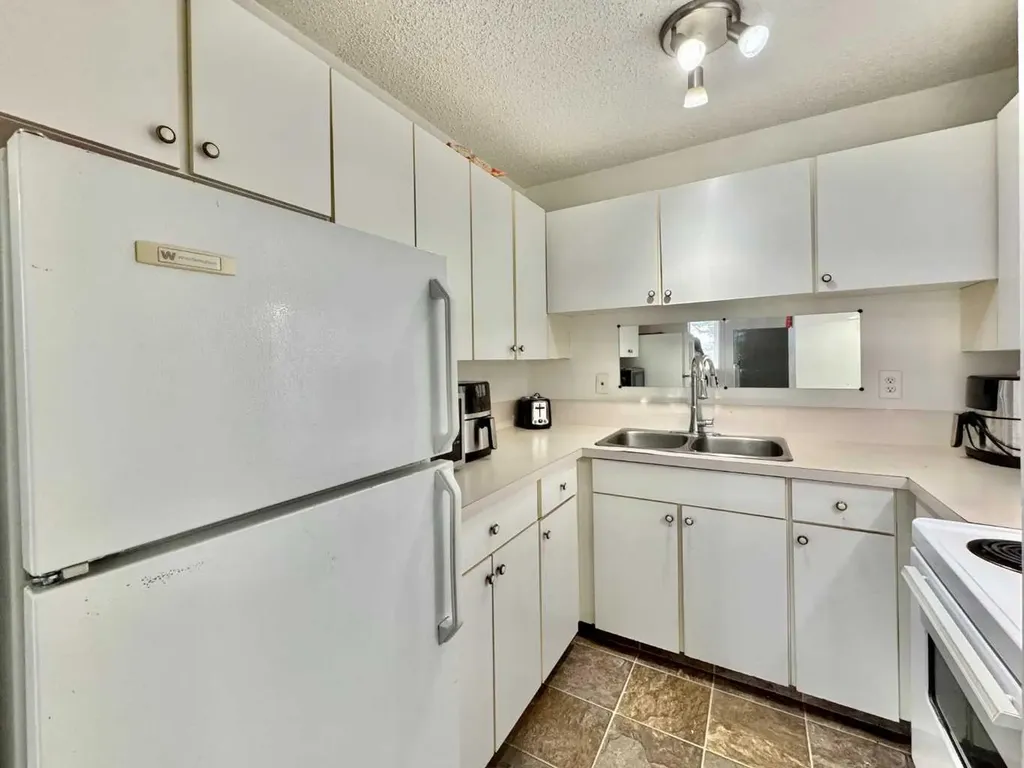 5601 Dalton Drive NW Calgary AB T3A 2E2