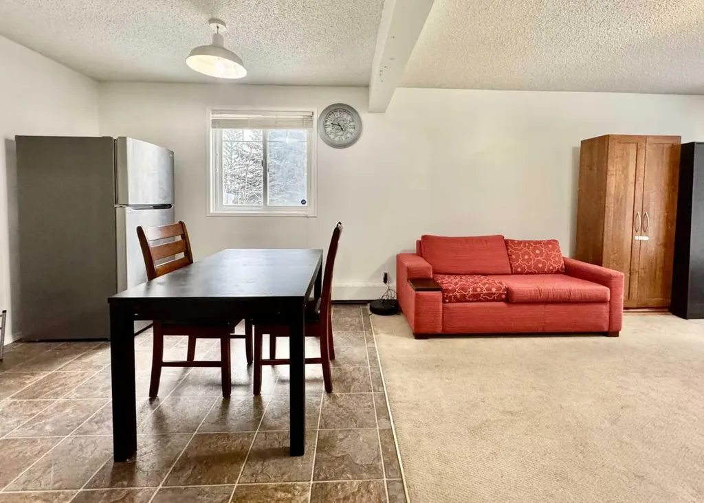 5601 Dalton Drive NW Calgary AB T3A 2E2