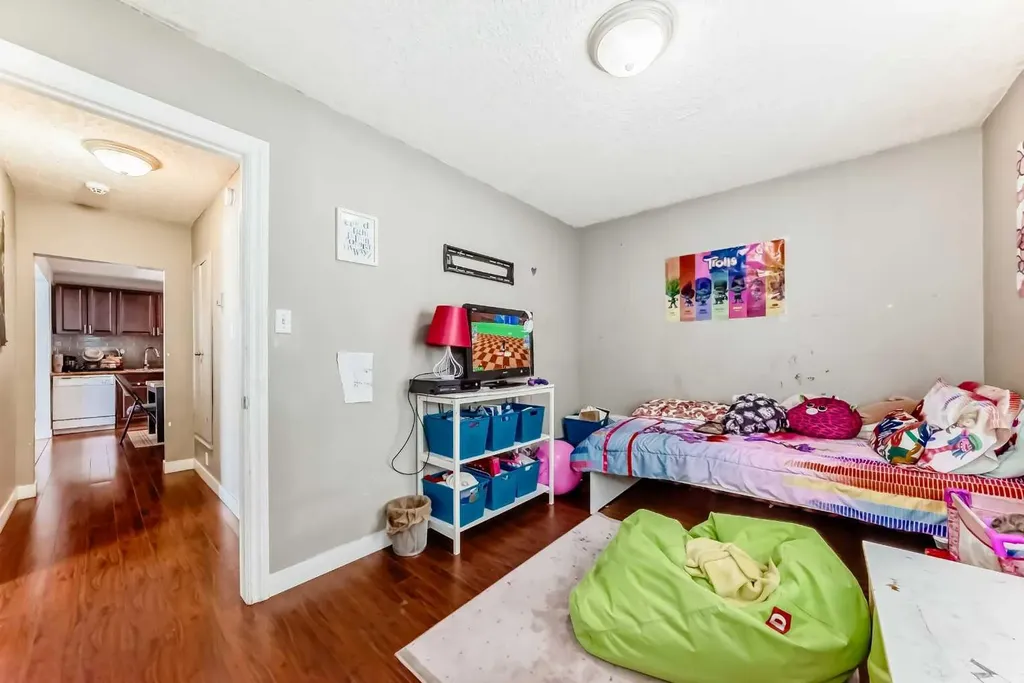 2428 3 Avenue NW Calgary AB T2N 0L7