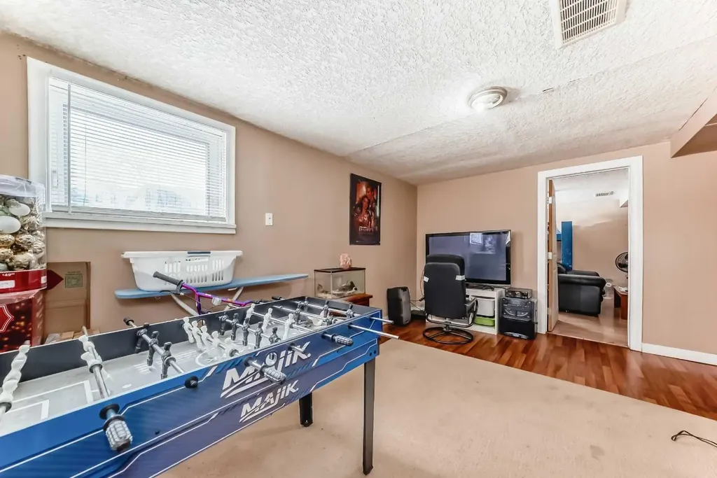 2428 3 Avenue NW Calgary AB T2N 0L7