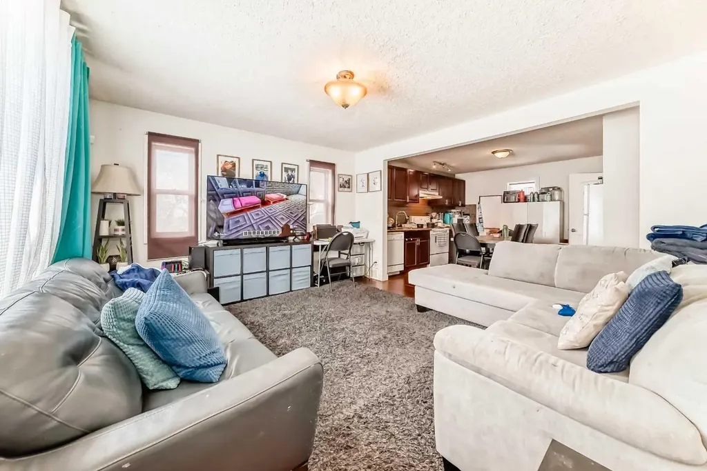 2428 3 Avenue NW Calgary AB T2N 0L7