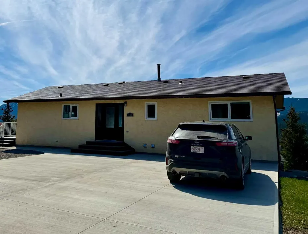 8142 26 Avenue Coleman AB T0K0M0