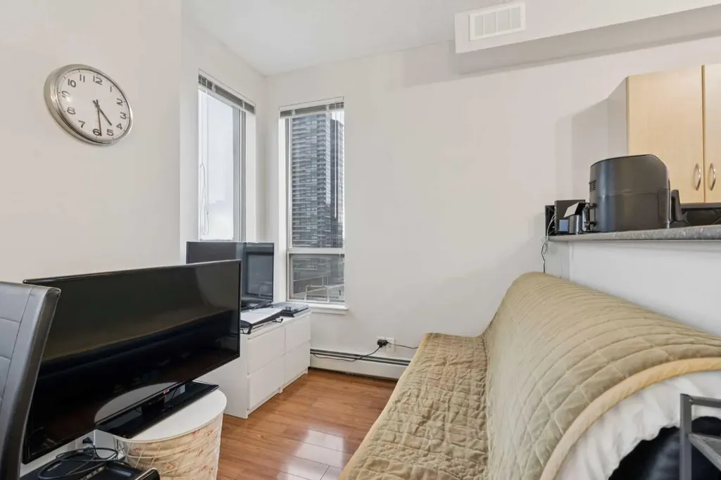 1053 10 Street SW Calgary AB T2R 1S6