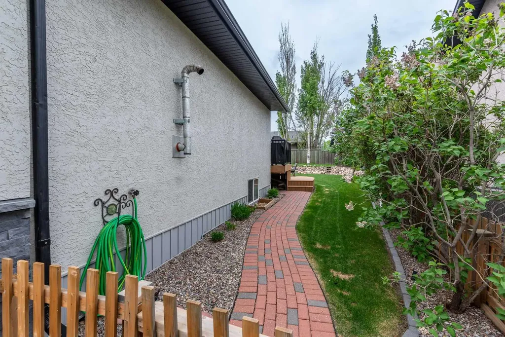 2912 65 Avenue Place Lloydminster AB T9V 3H5