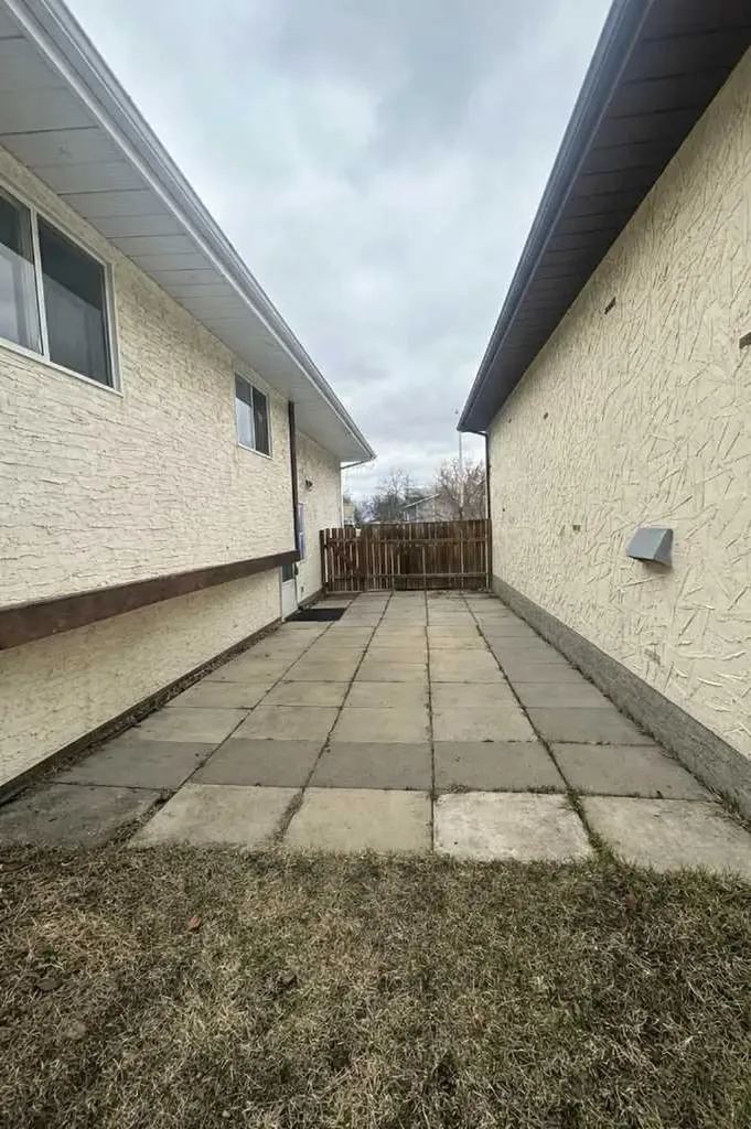 3905 52 Avenue Ponoka AB T4J1C8
