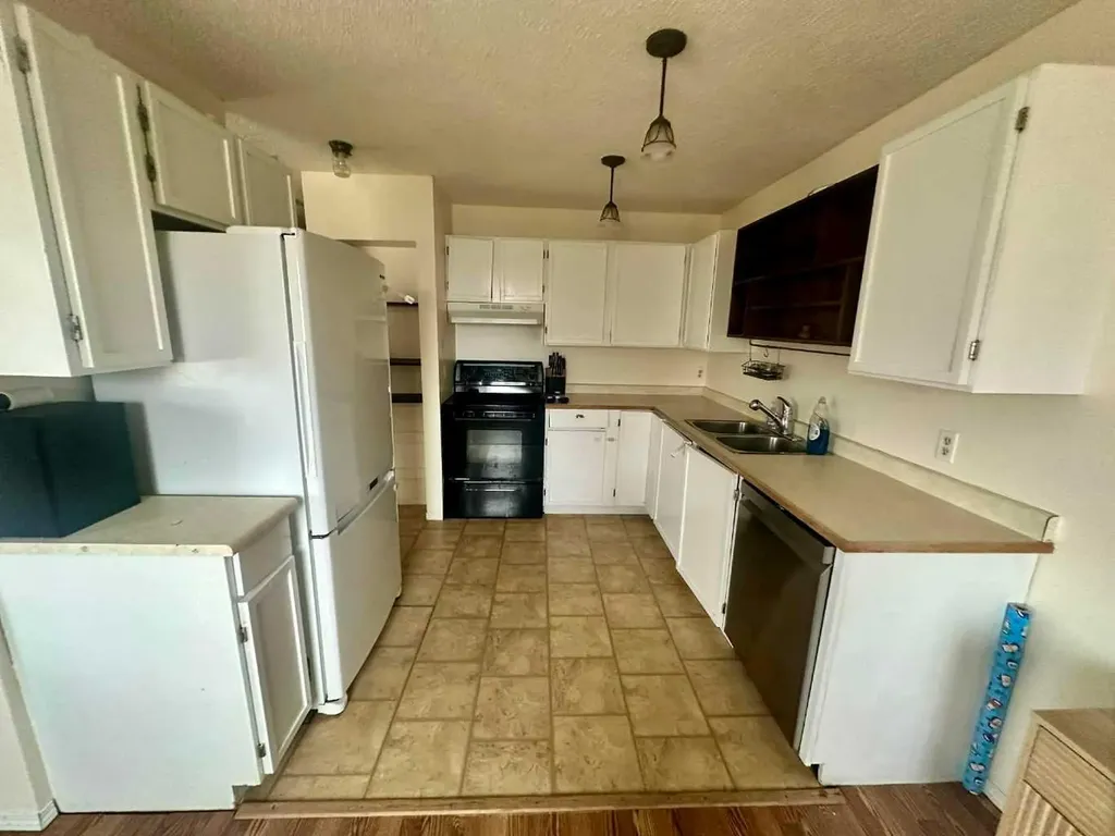 3905 52 Avenue Ponoka AB T4J1C8