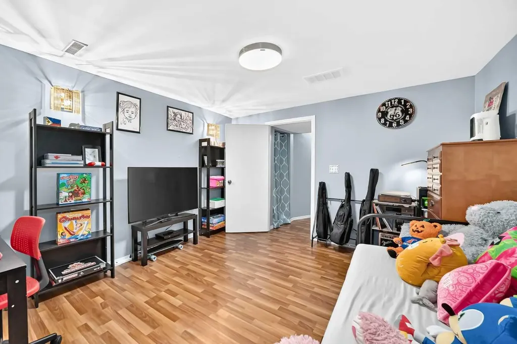 3321 56 Street NE Calgary AB T1Y 3Y7