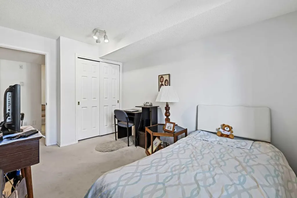 1206 Sienna Park Green SW Calgary AB T3H 3N7