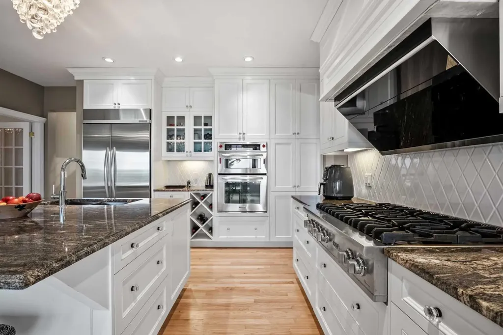 136 Patrick View SW Calgary AB T3H 3J4