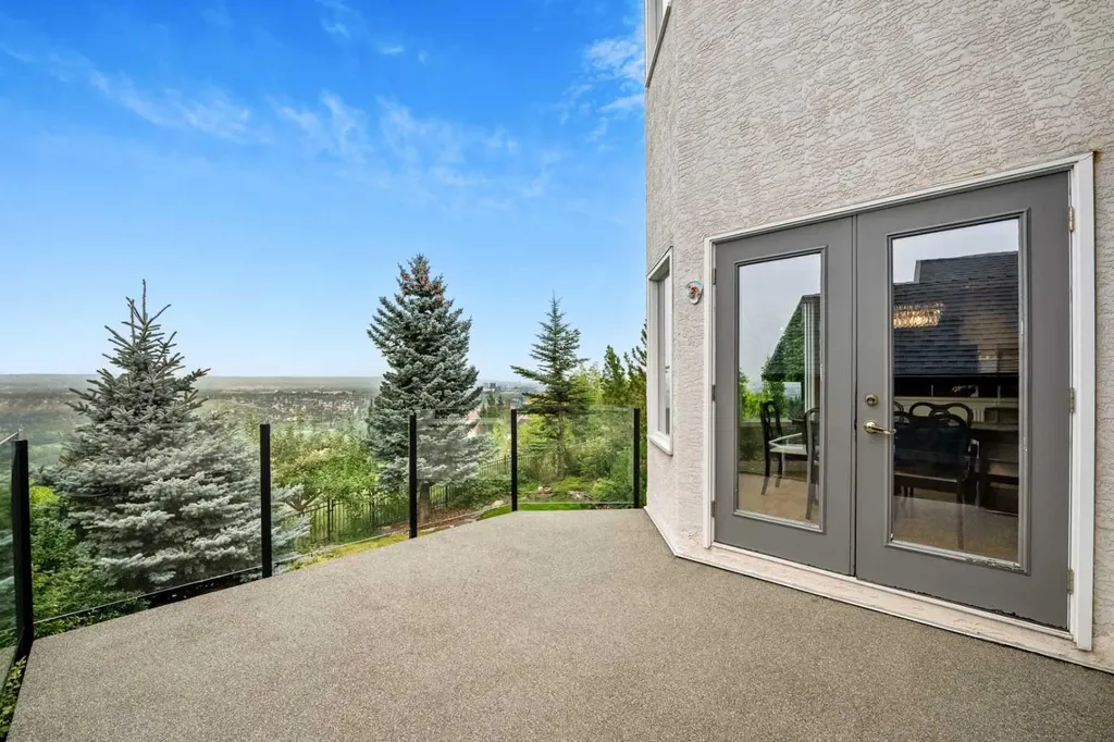 136 Patrick View SW Calgary AB T3H 3J4