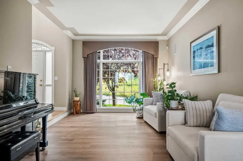 136 Patrick View SW Calgary AB T3H 3J4