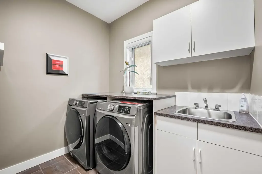 136 Patrick View SW Calgary AB T3H 3J4
