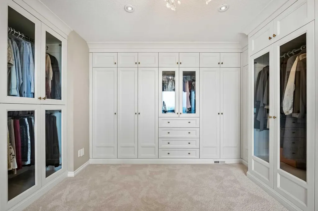 136 Patrick View SW Calgary AB T3H 3J4