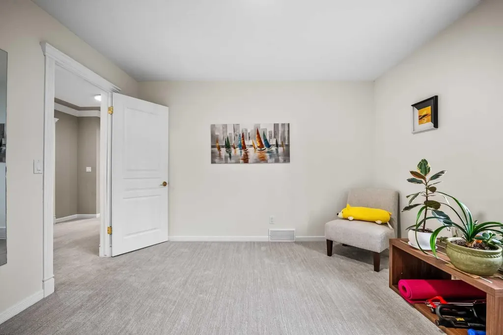 136 Patrick View SW Calgary AB T3H 3J4