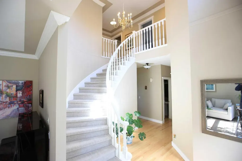 136 Patrick View SW Calgary AB T3H 3J4