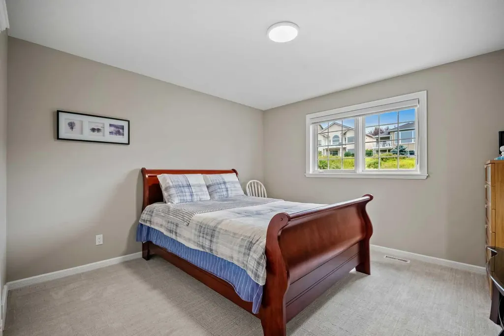 136 Patrick View SW Calgary AB T3H 3J4