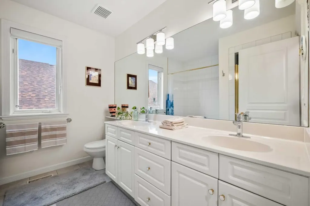 136 Patrick View SW Calgary AB T3H 3J4