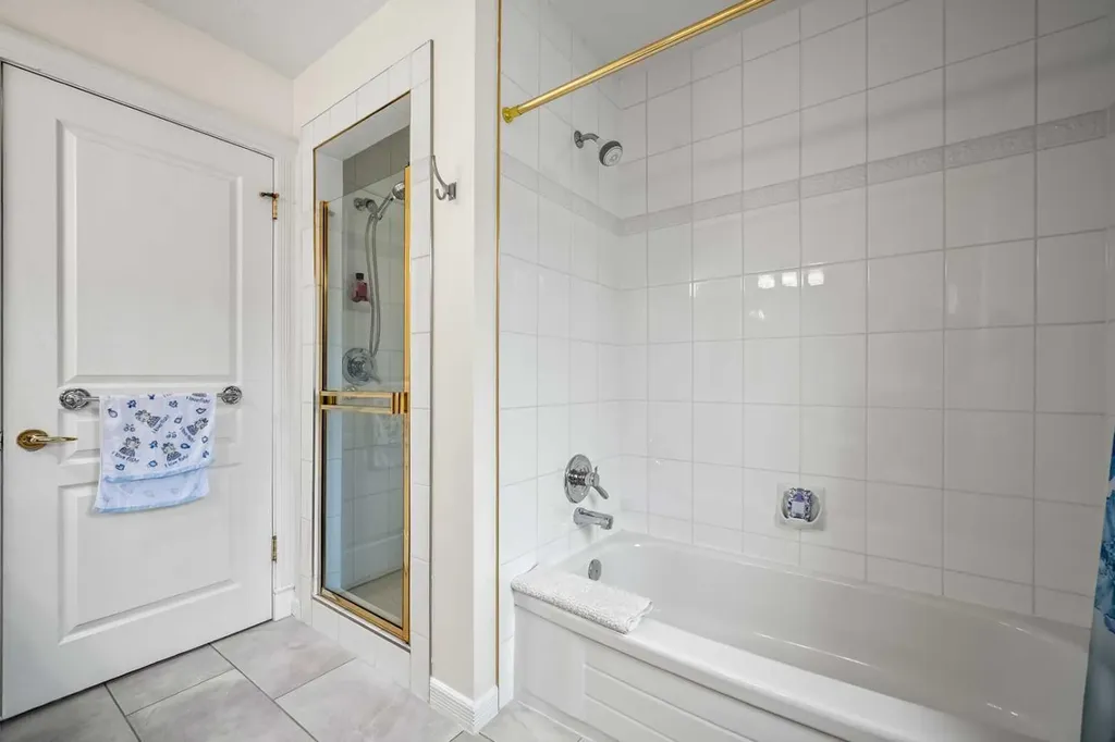 136 Patrick View SW Calgary AB T3H 3J4