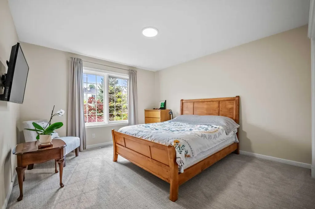 136 Patrick View SW Calgary AB T3H 3J4