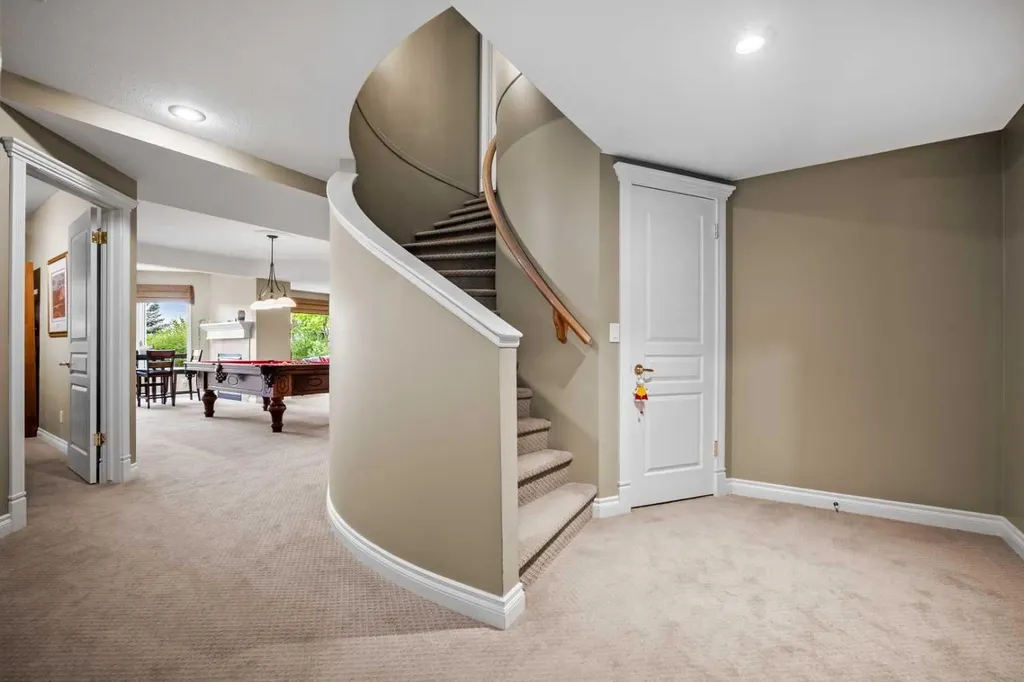 136 Patrick View SW Calgary AB T3H 3J4