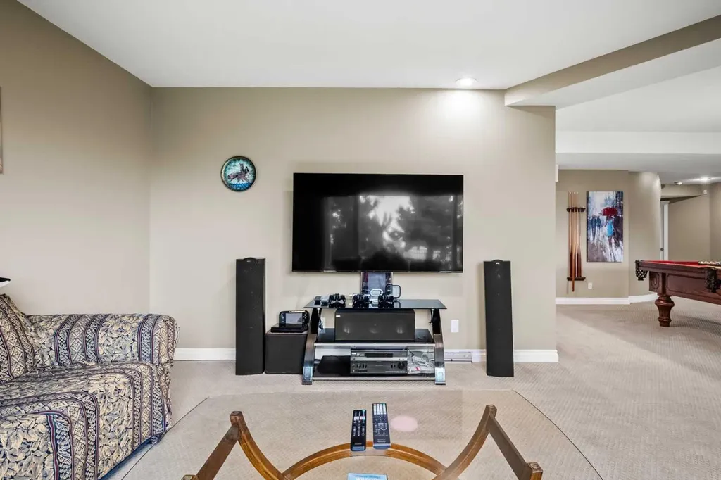 136 Patrick View SW Calgary AB T3H 3J4