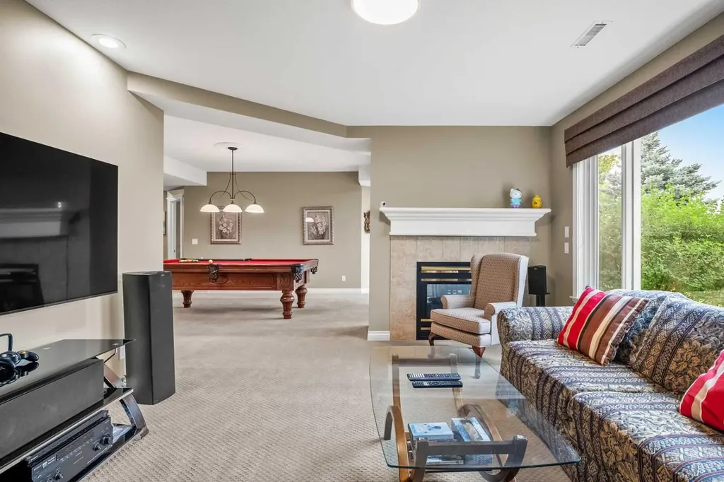 136 Patrick View SW Calgary AB T3H 3J4