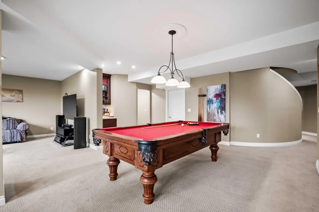 136 Patrick View SW Calgary AB T3H 3J4