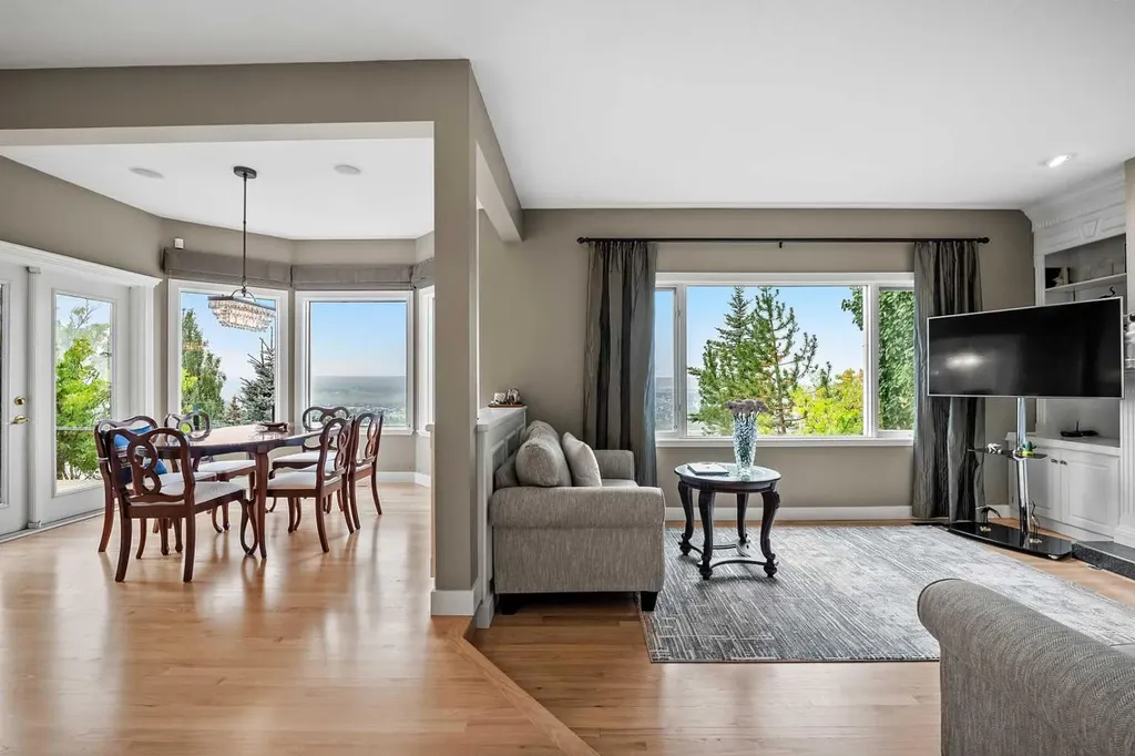 136 Patrick View SW Calgary AB T3H 3J4