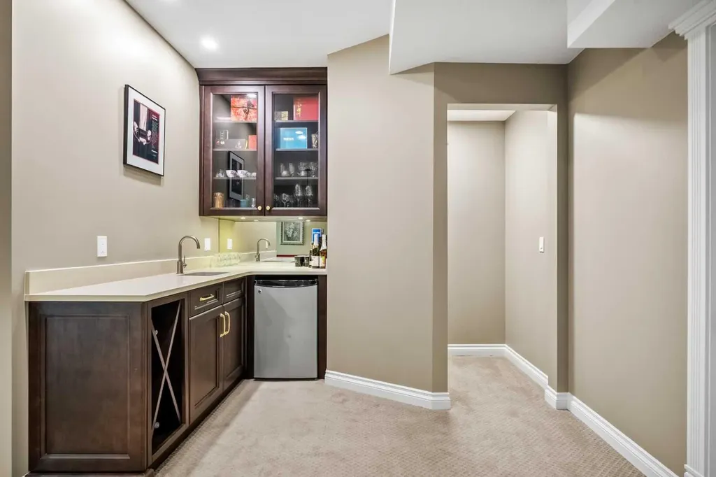 136 Patrick View SW Calgary AB T3H 3J4