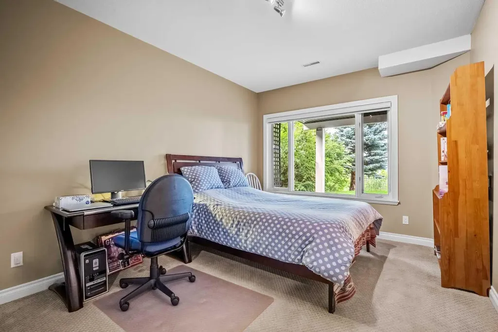 136 Patrick View SW Calgary AB T3H 3J4