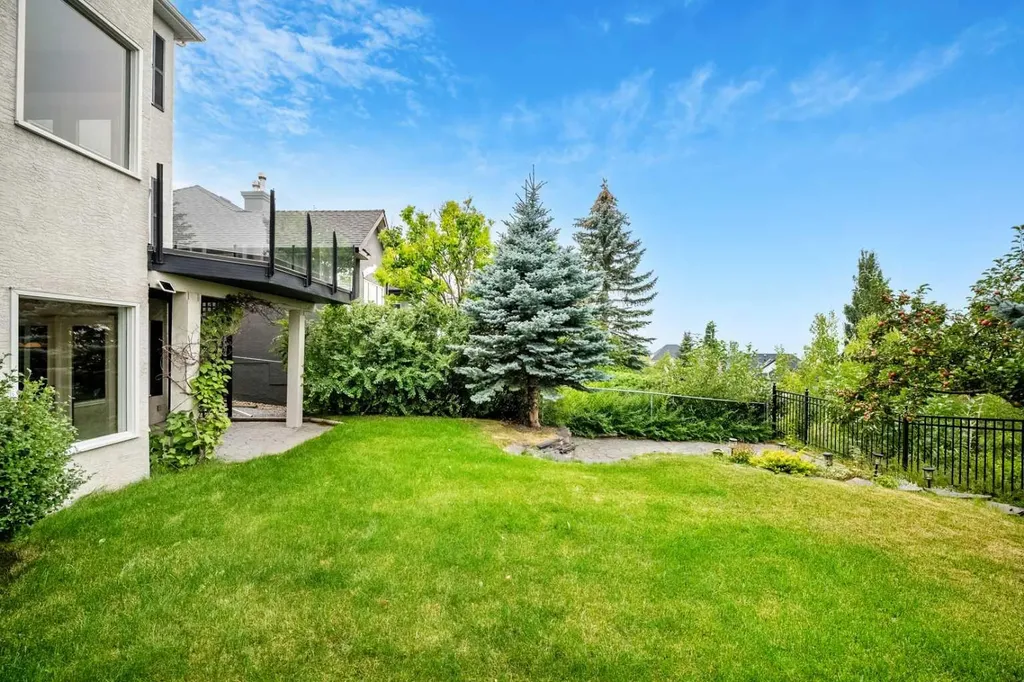 136 Patrick View SW Calgary AB T3H 3J4