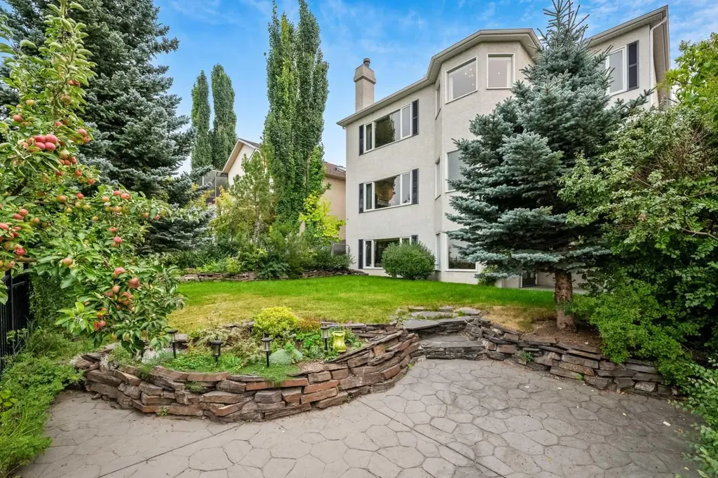 136 Patrick View SW Calgary AB T3H 3J4