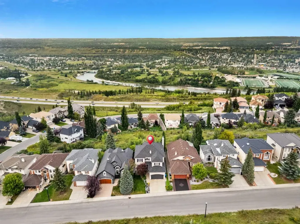 136 Patrick View SW Calgary AB T3H 3J4