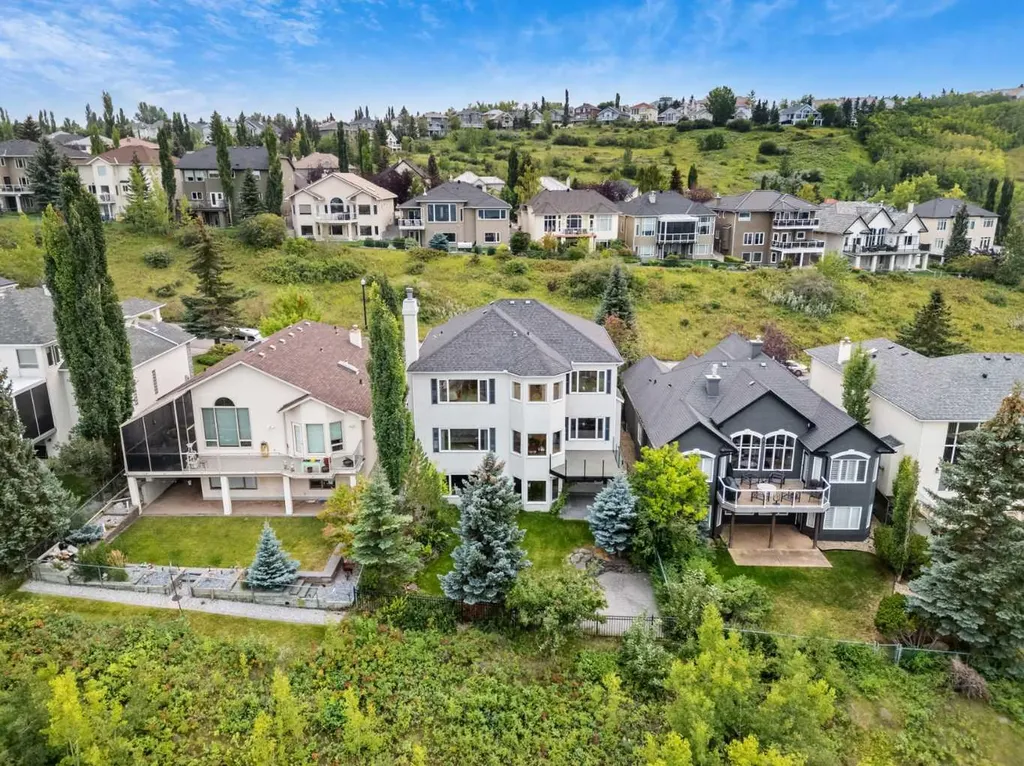 136 Patrick View SW Calgary AB T3H 3J4