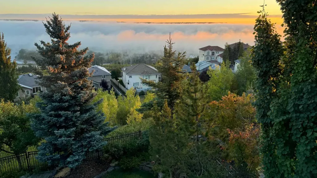136 Patrick View SW Calgary AB T3H 3J4