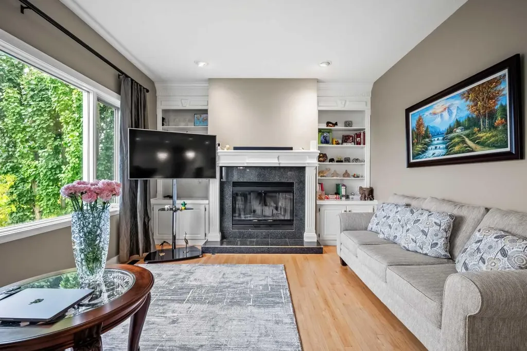 136 Patrick View SW Calgary AB T3H 3J4
