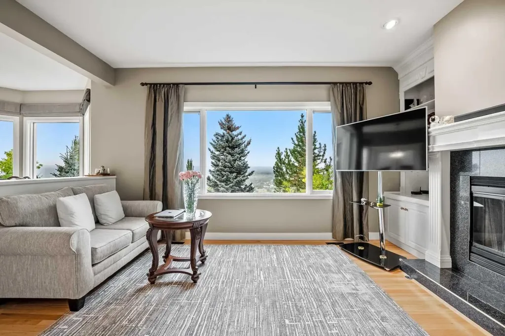 136 Patrick View SW Calgary AB T3H 3J4