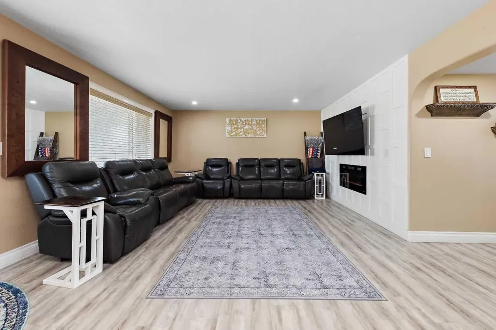 66 Royal Highland Road NW Calgary AB T3G 4Y4