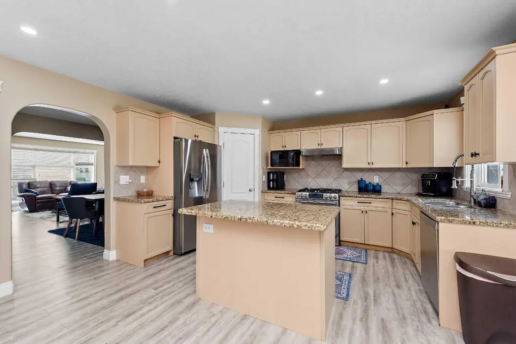 66 Royal Highland Road NW Calgary AB T3G 4Y4