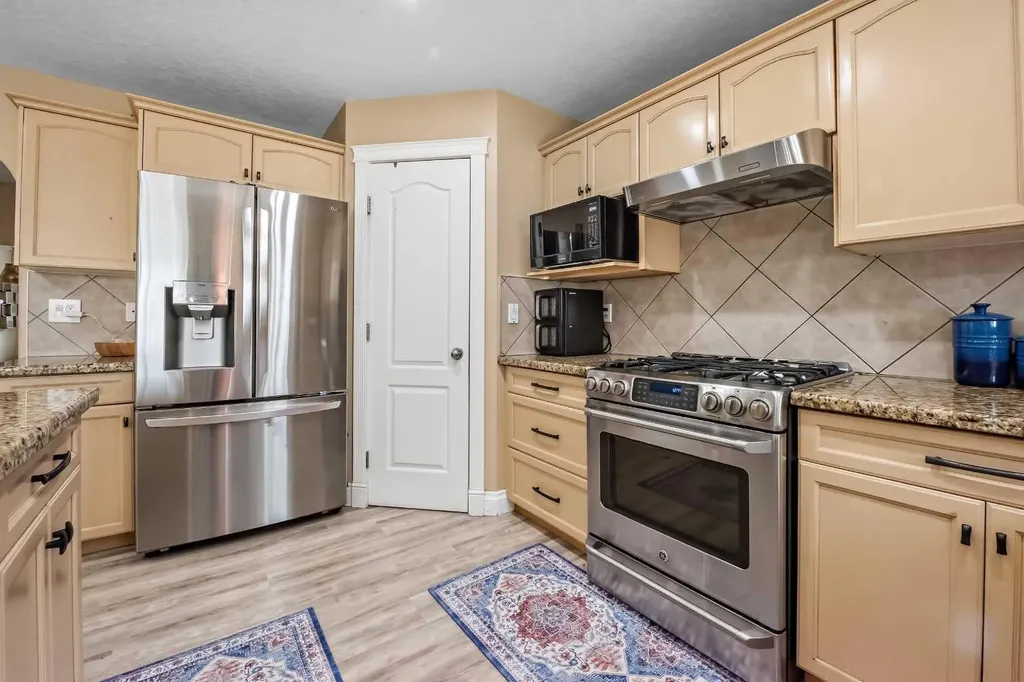 66 Royal Highland Road NW Calgary AB T3G 4Y4