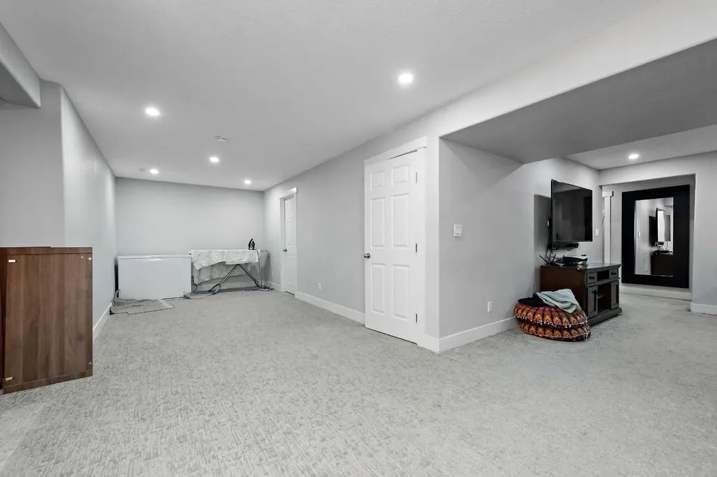 66 Royal Highland Road NW Calgary AB T3G 4Y4