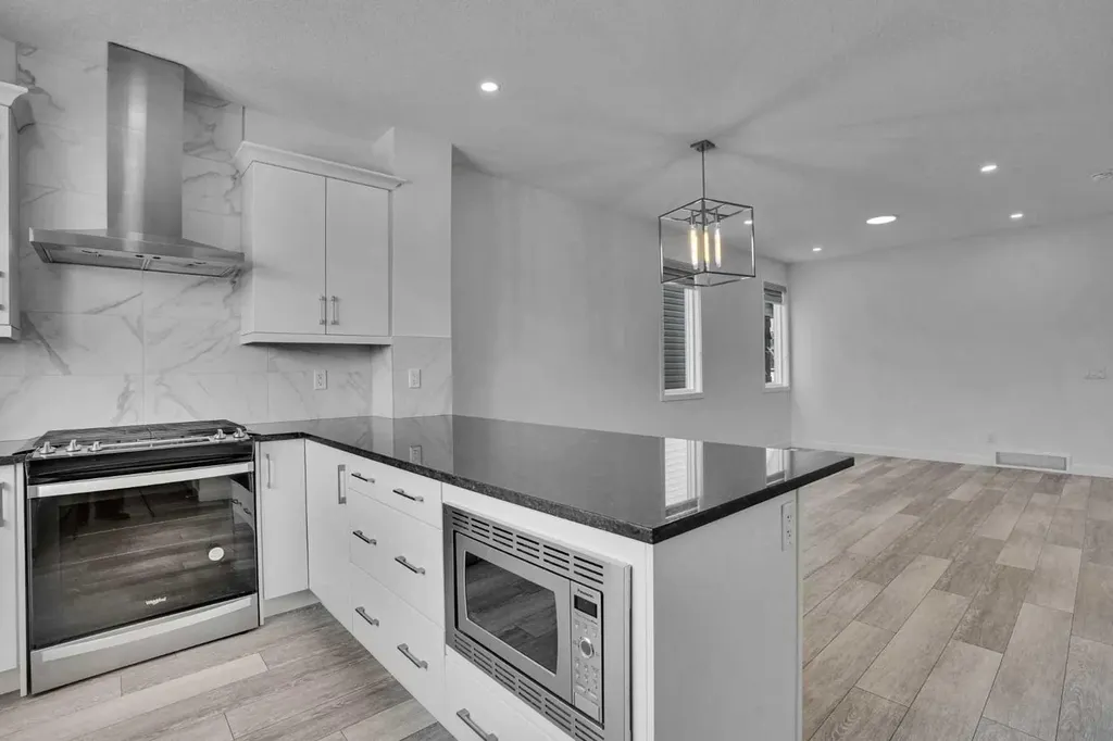 26 Amblehurst Path NW Calgary AB T3P1W8