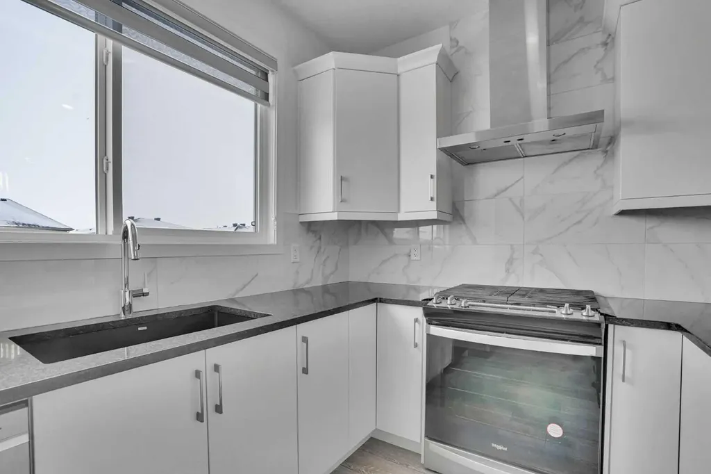 26 Amblehurst Path NW Calgary AB T3P1W8